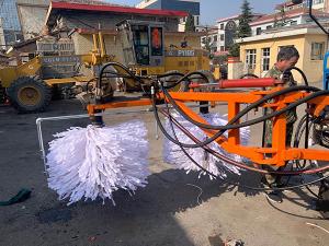 2020年11月11日山西省晉中市昔陽(yáng)縣公路管理段與河南都市機(jī)械設(shè)備有限公司合作，在宋段長(zhǎng)王隊(duì)長(zhǎng)凌師傅的精心安排指導(dǎo)下與喬主任祝師傅的積極努力，成功研制出了加寬雙護(hù)欄板600mm護(hù)欄清洗機(jī)